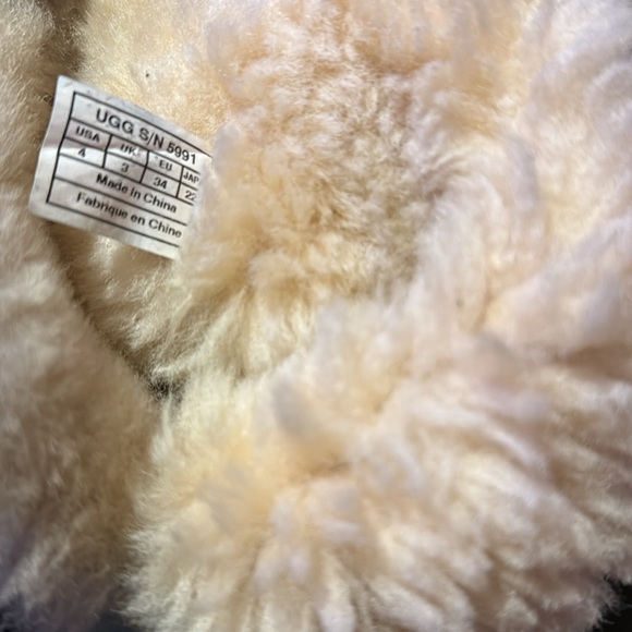 Girls UGG Bailey Button Boots Big Kids Size 4.  Tan color - Picture 8 of 9